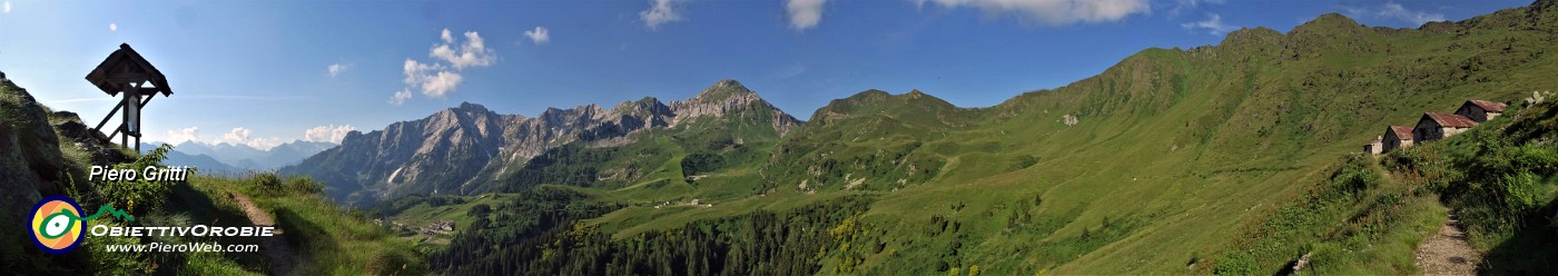 17 Vista panoramica dalle Baite Fontanini (1905 m) verso la conca di San Simone -Baita del Camoscio e i loro monti.jpg